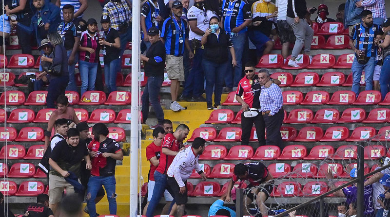 Aficionados de Querétaro y Atlas se liaron en una trifulca en el partido de la jornada 9 del Torneo Clausura 2022 de la Liga MX del fútbol mexicano en el estadio Corregidora de la ciudad de Querétaro (México). Foto: EFE