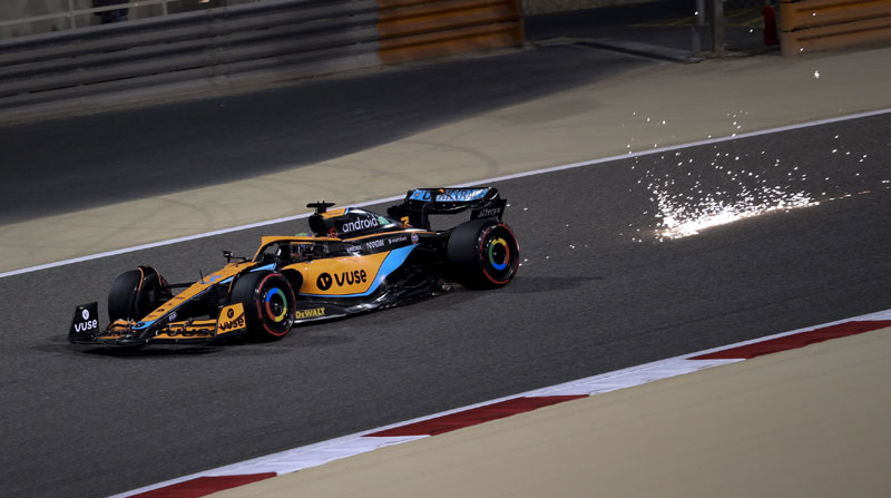 El vehículo del piloto Daniel Ricciardo del McLaren F1 Team en Bahrain, el 19 de marzo del 2022. Foto: EFE