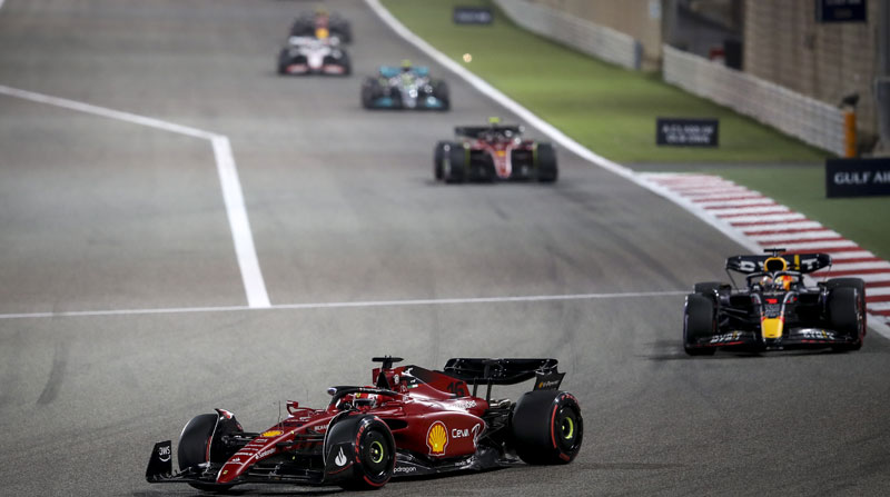 Charles Leclerc en su vehículo de la escudería Ferrari en cabeza de carrera en el GP de Bahrain, el 20 de marzo del 2022. Foto: EFE