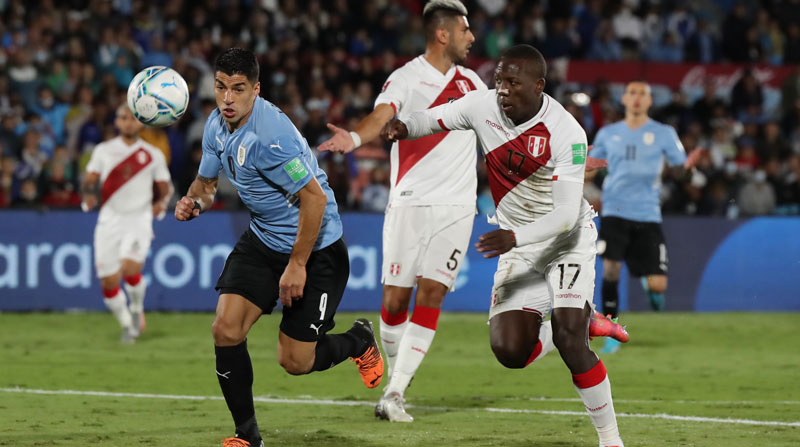 Perú, que perdió con Uruguay el 24 de marzo, se encuentra en el puesto de repechaje a Catar 2022 a falta de una jornada. Foto: EFE