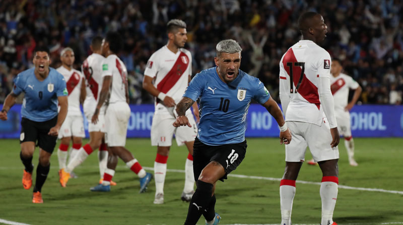 Giorgian de Arrascaeta festeja el gol de Uruguay ante Perú el 24 de marzo del 2022. Foto: EFE