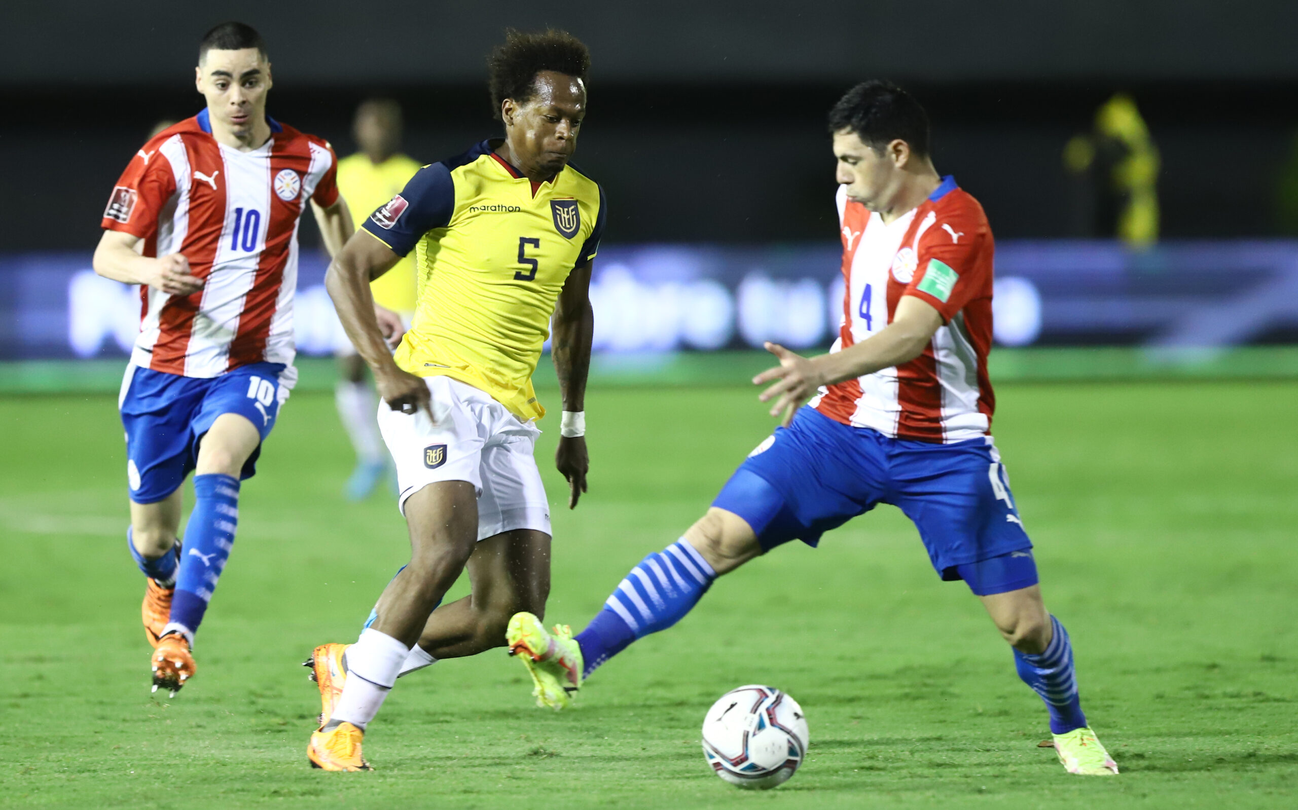 Romario Ibarra durante el partido entre Ecuador y Paraguay. Foto: EFE