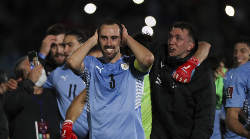 Jugadores de Uruguay festejan el triunfo ante Perú, el 24 de marzo del 2022. Foto: EFE