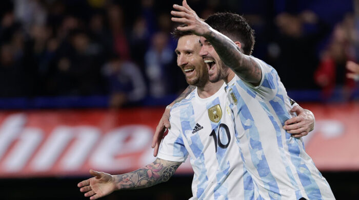 Lionel Messi (izq.) de Argentina celebra un gol con Rodrigo de Paul en las eliminatorias sudamericanas. Foto: EFE