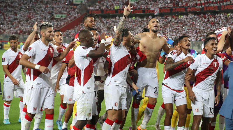 Jugadores de Perú festejan después de derrotar a Paraguay el 29 de marzo del 2022. Foto: EFE