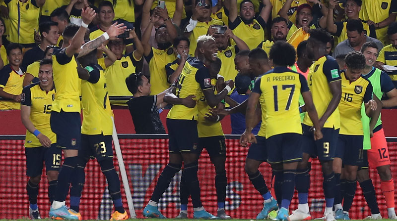 Jugadores de Ecuador festejan un gol en las eliminatorias a Catar 2022. Foto: EFE