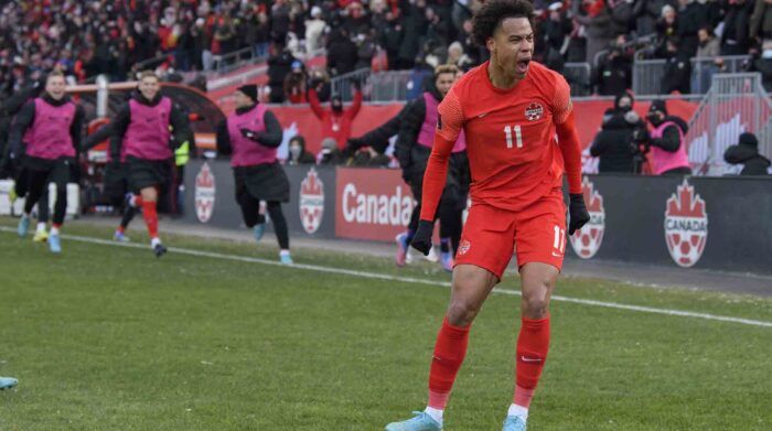 Tajon Buchanan, atacante de Canadá, fue registrado este domingo al celebrar un gol que le anotó a Jamaica, durante un partido de las eliminatorias de la Concacaf al Mundial FIFA de Catar 2022, en Toronto. EFE