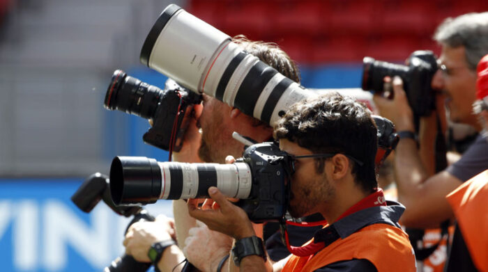 Reporteros gráficos durante un partido de fútbol. Foto: Patricio Terán / Archivo EL COMERCIO