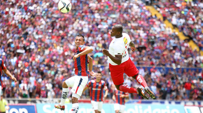 En el 2015, la última temporada de Deportivo Quito en Serie A en un cotejo ante Liga de Quito en el estadio Atahualpa. Foto: Archivo / EL COMERCIO
