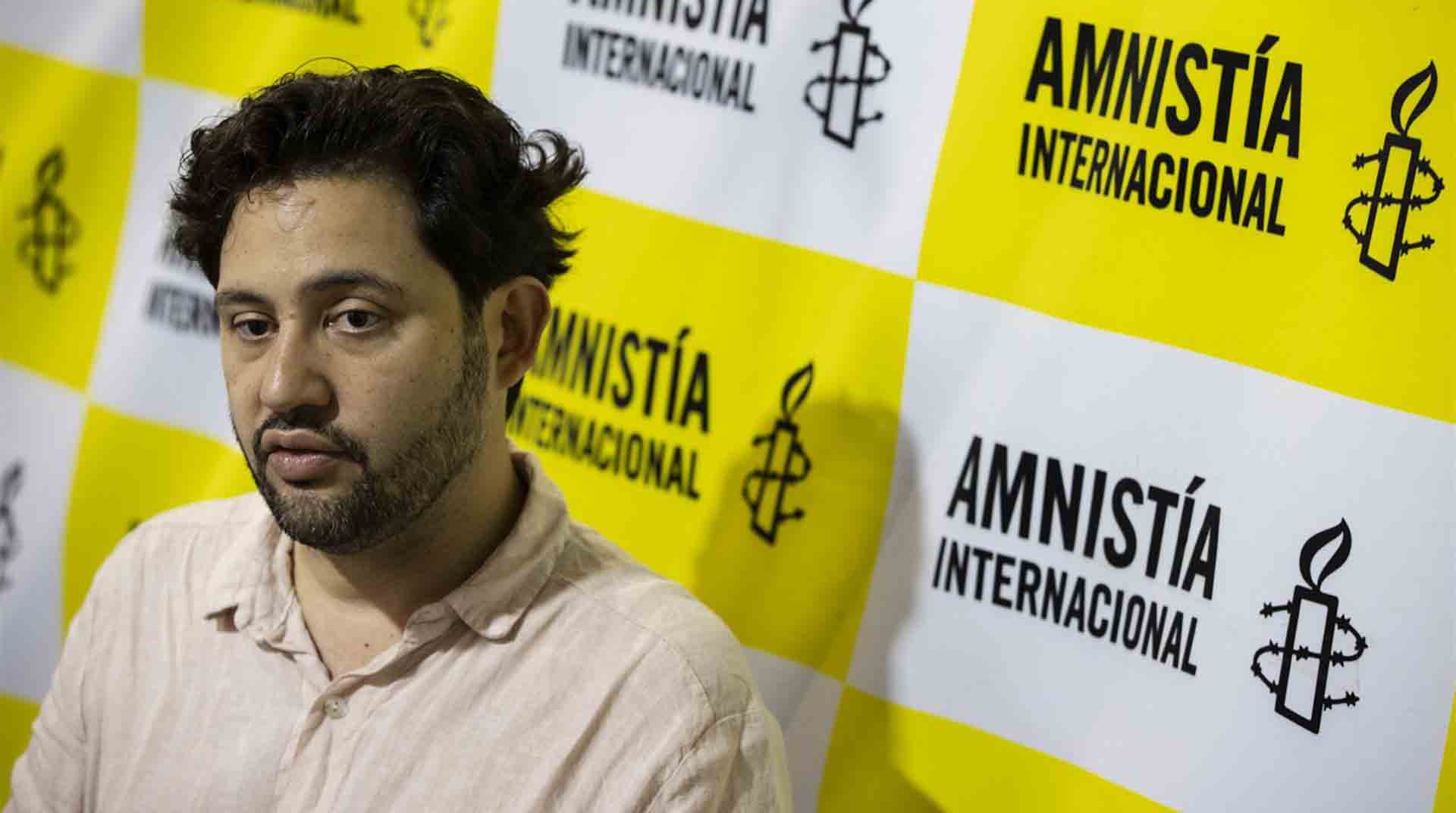 El director de Amnistía Internacional (AI) Chile, Rodrigo Bustos, habla durante una entrevista a Efe, el 28 de marzo de 2022, en la sede la organización en Santiago (Chile). EFE