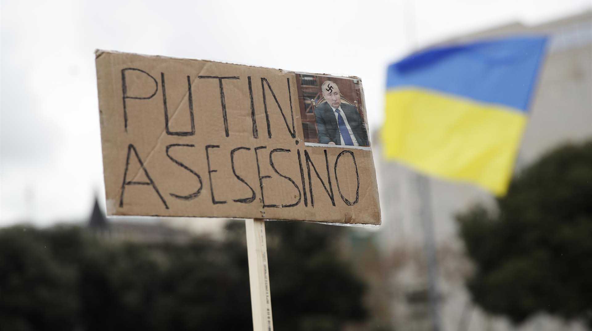 Un cartel contra el presidente ruso, Vladímir Putin, durante una concentración en apoyo a Ucrania, en foto de archivo. EFE