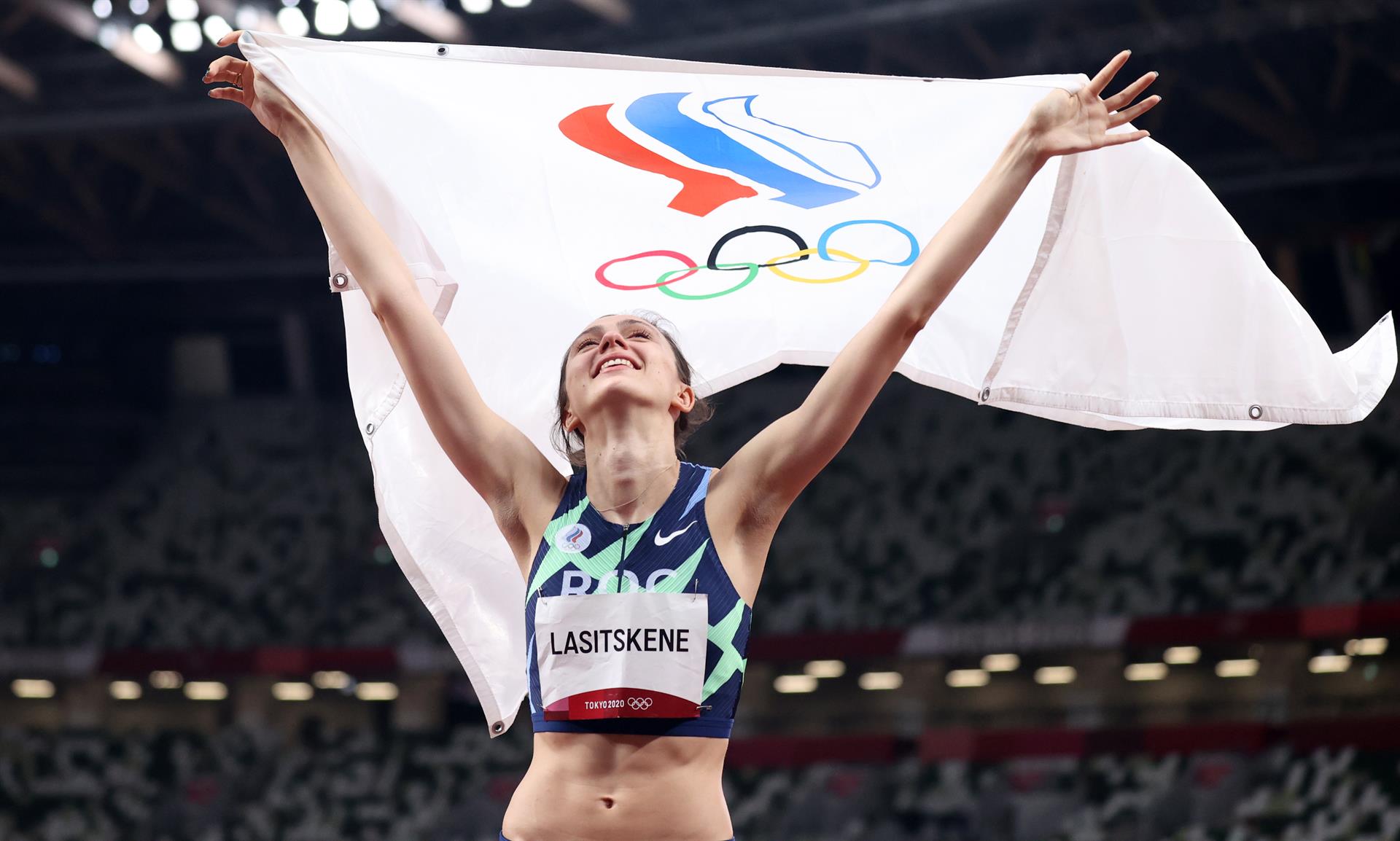 Foto referencial de la rusa Mariya Lasitskene celebra tras conseguir la medalla de oro en la final de salto de altura femenino de atletismo en los Juegos Olímpicos de Tokio 2020. EFE