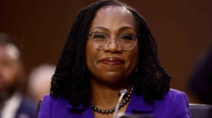 La jueza Ketanji Brown Jackson escucha los comentarios de apertura durante el comité judicial del Senado para su audiencia de confirmación como la primera jueza negra en la Corte Suprema de EE.UU.. Foto: EFE