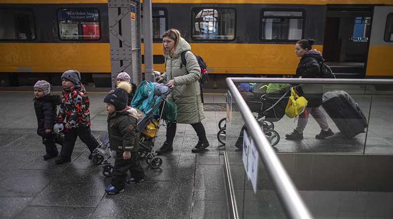 Una mujer y varios niños ucranianos caminan por el andén de la estación de tren de Praga, a su llegada este martes. Foto: EFE