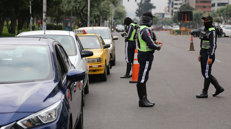 Los agentes de tránsito realizan controles a los vehículos en Quito para revisar los documentos del automotor y conductores. Foto: Julio Estrella/ EL COMERCIO