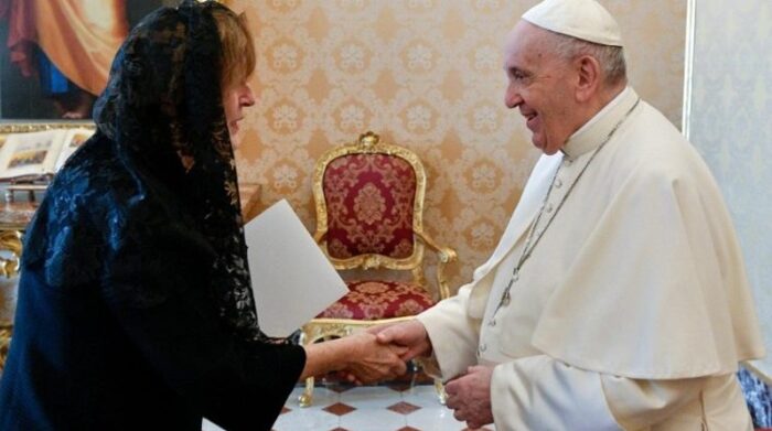 El papa Francisco da la mano a la embajadora de Ecuador Alicia de Jesús Crespo Vega, quien presentó sus Cartas credenciales. Foto: Vatican News