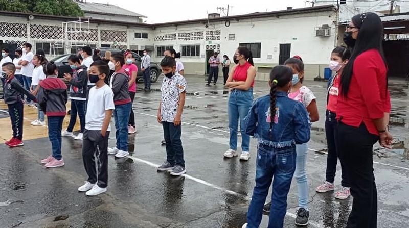 Niños de la escuela Cardenal Richard Cushing terminaron el año escolar en el Suburbio de Guayaquil. Foto: Cortesía Educación Zona 8