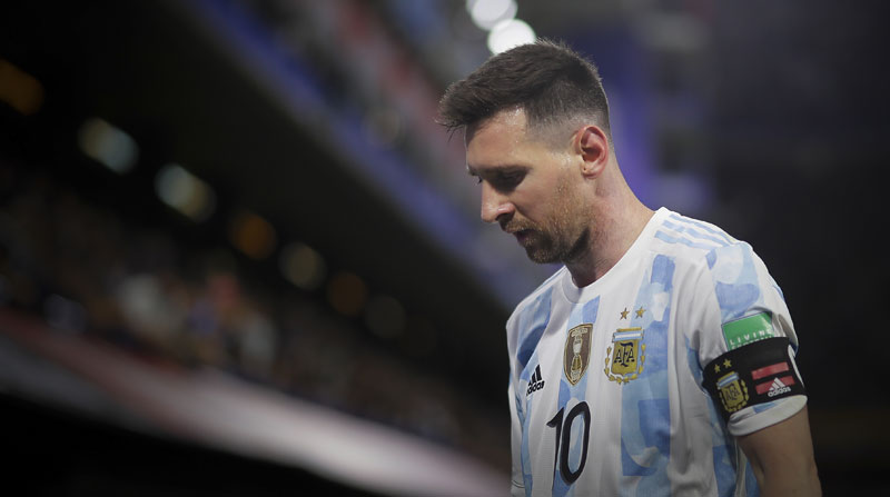 Hay expectativa entre los fanáticos de Messi, pues el argentino dijo que se replanteará su futuro en la Selección de su país, luego del Mundial. Foto. EFE