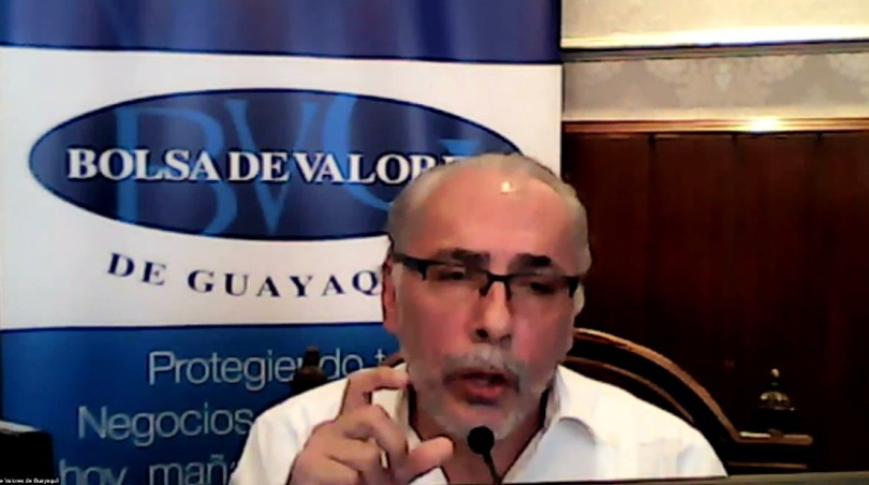 Ricardo Rivadeneira, presidente de la Bolsa de Valores de Guayaquil, toca la campana con Verónica Dahik, gerenta general de Natluk. Foto: Bolsa de Valores de Guayaquil