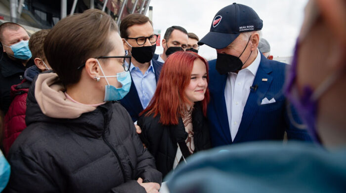 Joe Biden visitó un estadio de Polonia, en donde se levantó un centro de acogida a refugiados de Ucrania. Foto: EFE