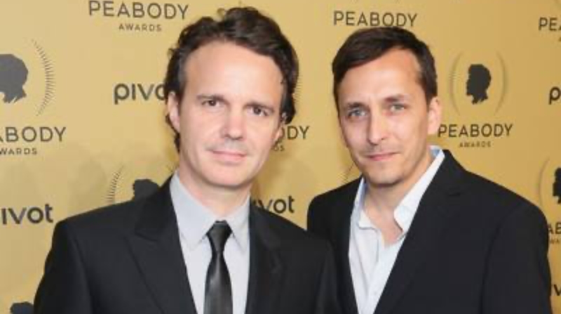 En la foto, Craig (i) y Brent Renaud cuando recibieron su premio Peabody en 2015. Foto: Facebook Renaud Brothers