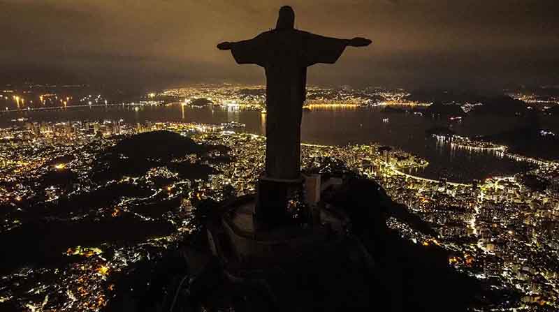 El Cristo Redentor, en Brasil, fue uno de los monumentos emblemáticos que apagó sus luces para la Hora del Planeta. FOTO: EFE