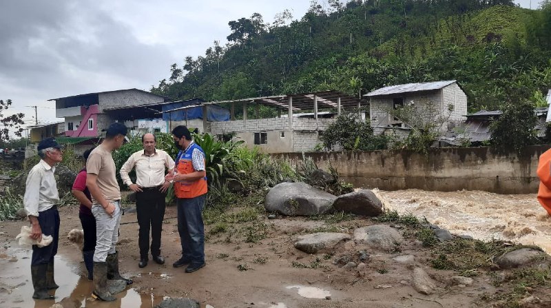Verifican daños producidos en la vía y en las viviendas por la crecida del río Caluma. Foto: Riesgos Ecuador