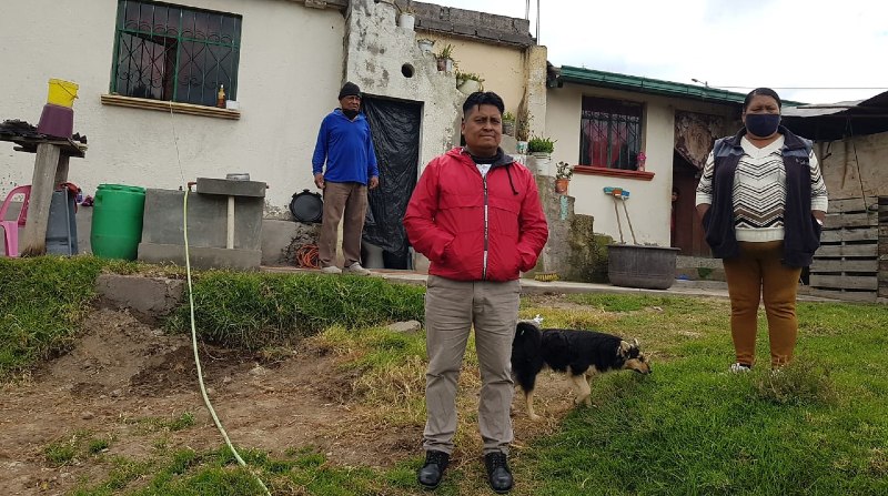 Fausto Simbaña, de 43 años, cuenta el daño que les produce el cúmulo de basura en su sector. Foto: Evelyn Jácome/ El Comercio