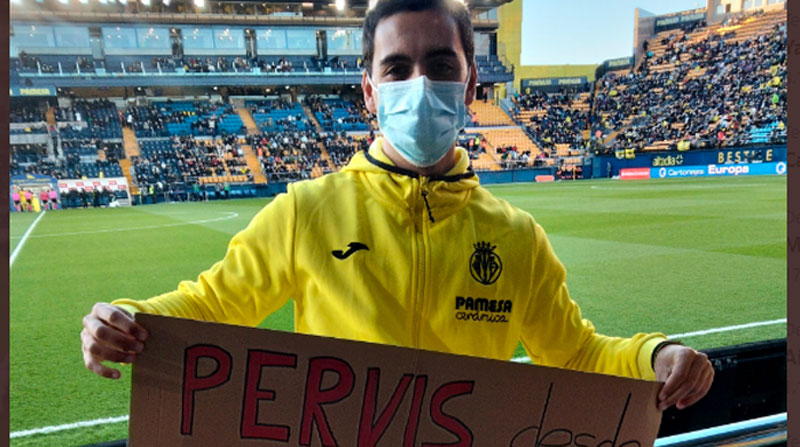 Este es el hincha que solicita la camiseta a Pervis Estupiñán tras cada partido. Foto: Twitter @RaulAlbertoo22
