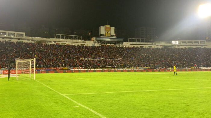Hinchas del Deportivo Quito en la Preferencia del Atahualpa, el 18 de marzo del 2022. Foto: Twitter @CESAR_RADIO