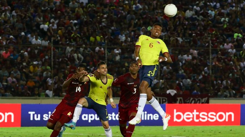 William Tesillo y Rafael Santos Borré de Colombia disputan el balón con Oscar González y Christian Makoun de Venezuela durante el partido de las eliminatorias sudamericanas. Foto: EFE / Rayner Peña