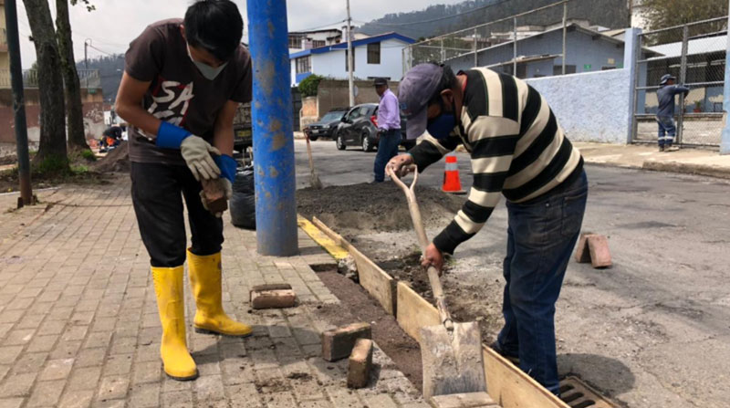 Javier, un adolescente de 15 años, se sumó a la minga de decenas de voluntarios que acudieron a arreglar el espacio público en La Comuna, zona afectada por el aluvión. Foto: Ana Guerrero/ EL COMERCIO