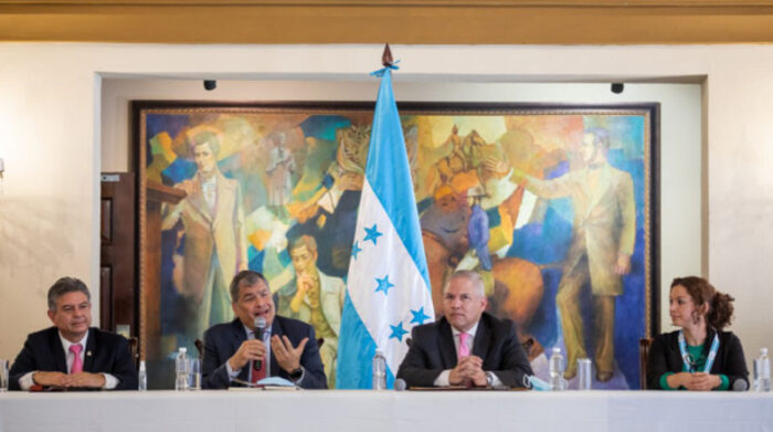 La Cancillería de Ecuador rechaza que Honduras haya invitado a Rafael Correa, al ser un sentenciado por cohecho. Foto: Twitter de Secretaría de Prensa de Honduras
