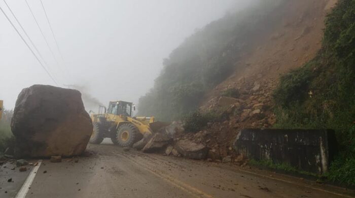 Un reciente deslizamiento en la vía Cuenca-Molleturo se registró en el kilómetro 90. Foto: @ObrasPublicasEc