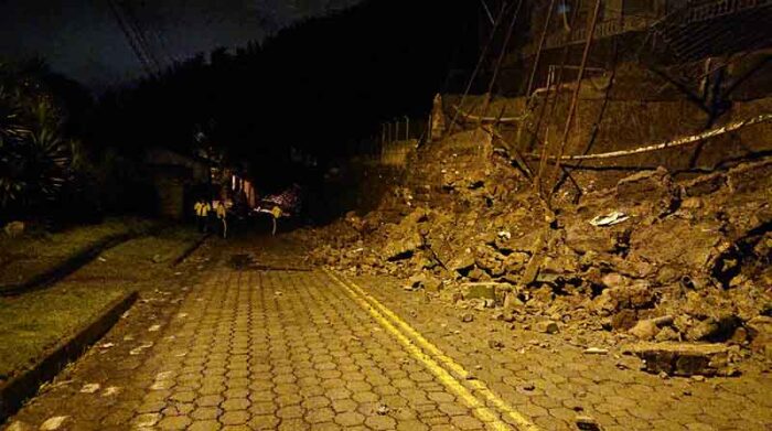 Un deslizamiento afectó el carril derecho sobre av. De Los Conquistadores en sentido oriente - occidente por lo que cerró al paso. Foto: @AMT_Quito