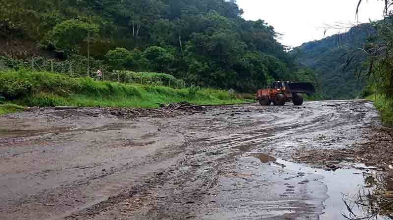 Labores de limpieza en la vía Alóag- Santo Domingo son permanentes debido a los deslizamientos que se registran. Foto: Prefectura de Pichincha.
