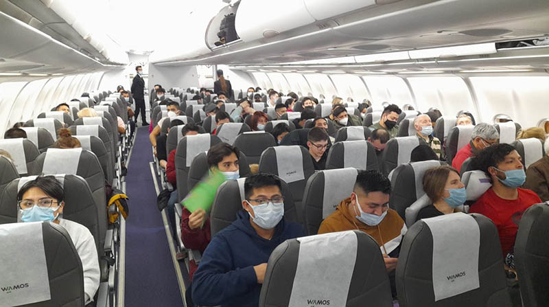 El tercer vuelo humanitario con jóvenes ecuatorianos que se encontraban en Ucrania llegó a Quito este lunes 14 de marzo de 2022. Foto: @juancaholguin