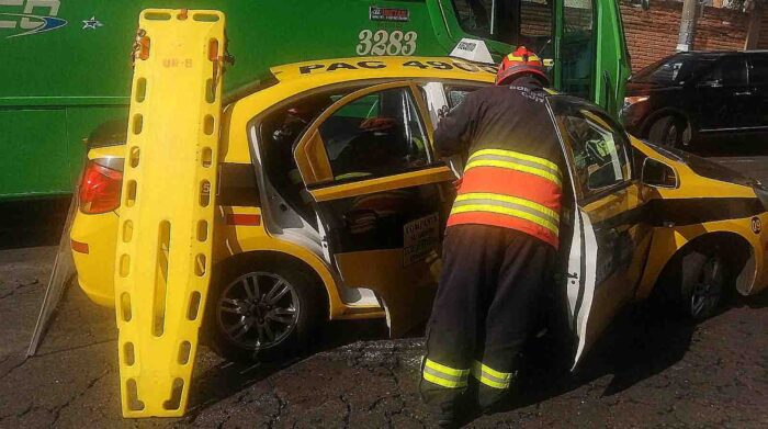 Una persona resultó herida en se registró un siniestro de tránsito en la Av. Interoceánica y Av. María Angélica Idrovo, cerca al Paseo San Francisco. Foto: Twitter de Bomberos de Quito.