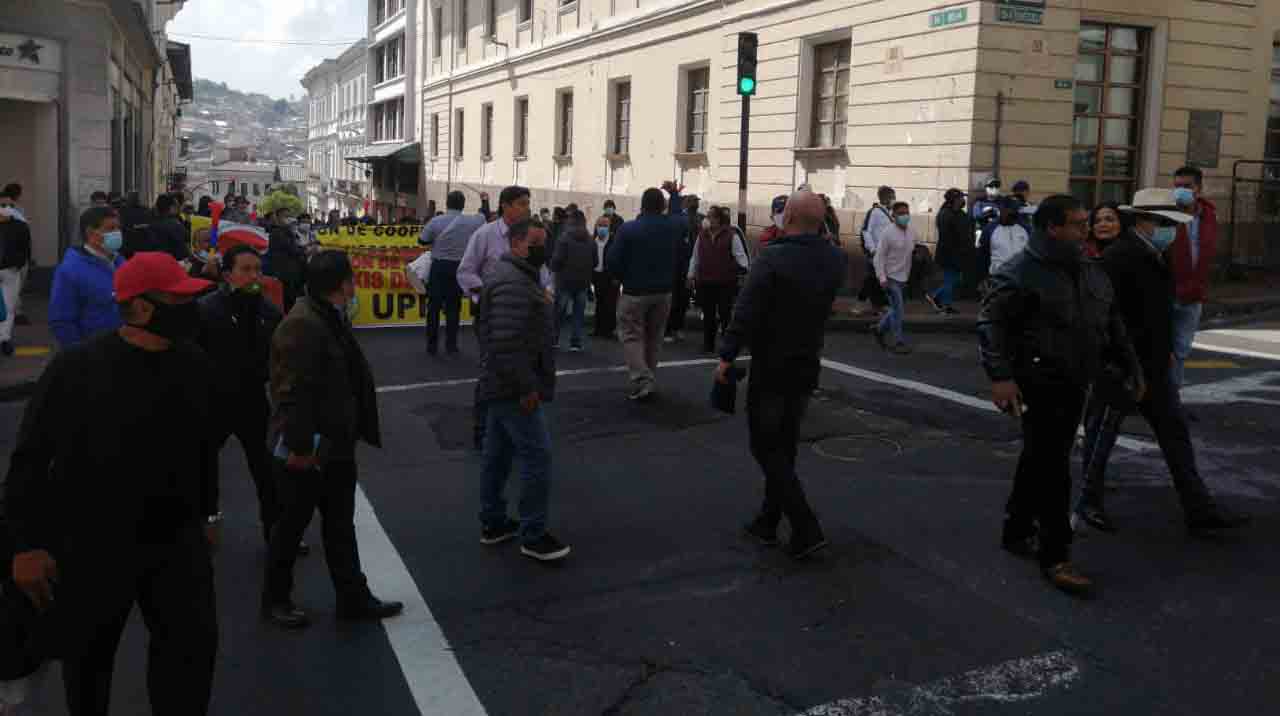 La marcha de los transportistas recorre las calles céntricas de Quito. Foto: Twitter AMT.