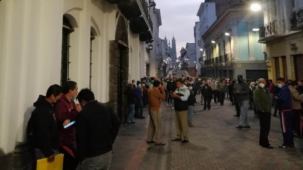 Representantes del gremio del taxismo cumplen con la tercera jornada de protestas en el centro de Quito. Foto: Twitter AMT.