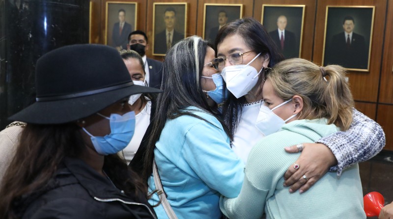 La presidenta, Guadalupe Llori, participó en un homenaje por el Día de la Mujer. Ella abrazó a las asistentes. Foto: Cortesía Asamblea Nacional
