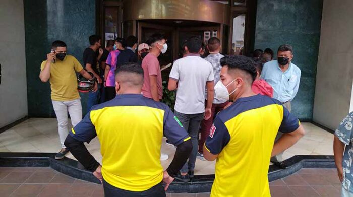 Hinchas espían al interior del hotel con la esperanza de ver a Messi. Foto: Mario Naranjo / EL COMERCIO.