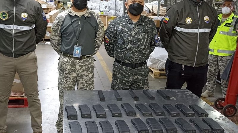 En el Aeropuerto de Guayaquil se detectó una encomiendas con alimentadoras de fusil esncondidos en siete paquetes