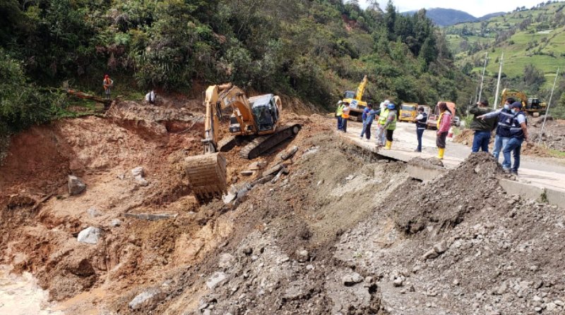 En el kilómetro 46 de la vía Loja - Cuenca, sector San Lucas, las lluvias taponaron la alcantarilla que provocó un embalse de gran magnitud. Foto: Cortesía Mtop