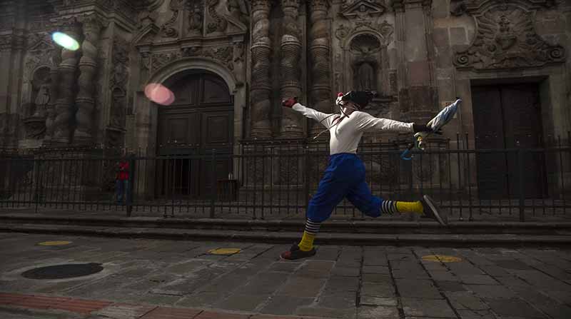 Tinito, personaje de Ysbel Laverde, intenta volar con su paraguas un sábado, afuera de La Compañía. Foto: Diego Pallero / EL COMERCIO