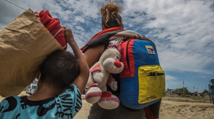 Una migrante venezolana junto a un niño en Aguas Verdes en Perú. Foto: Max Cabellos Orcasitas