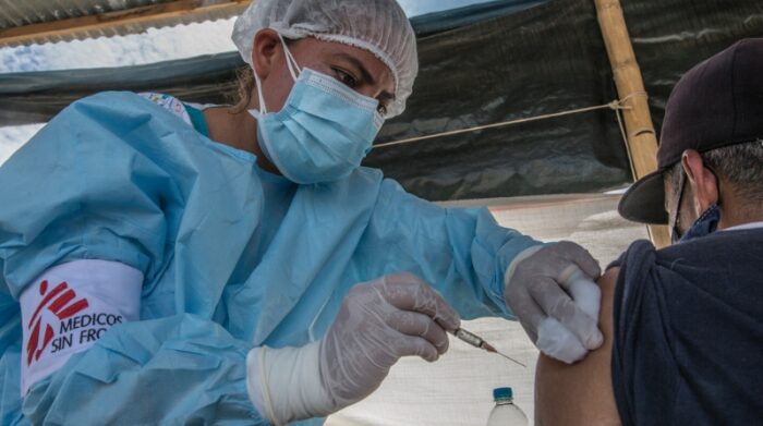 Una enfermera de MSF le coloca la vacuna COVID-19 a un migrante venezolano en el puesto de salud de MSF en Aguas Verdes, cerca de la frontera entre Perú y Ecuador. Foto: Max Cabellos Orcasitas