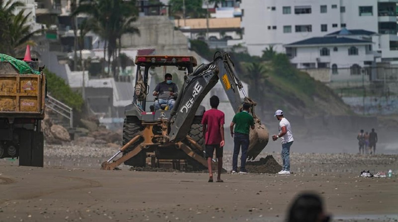 Maquinaria del Cabildo mantense tomó muestras de la arena en la playa El Murciélago, para su análisis. Foto: Municipio de Manta