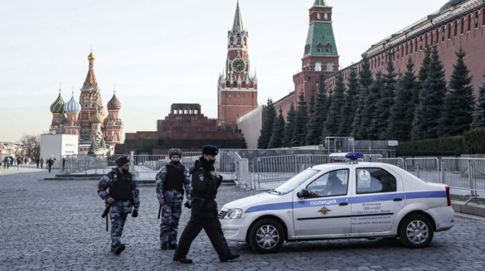 Policías y militares patrullan Moscú, en momentos en los que Rusia bombardea a Ucrania. Foto: EFE