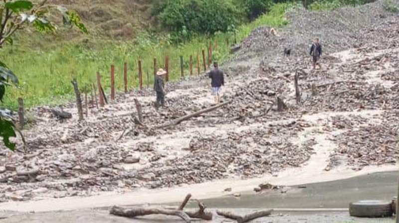 Cerrada la vía Loja-Malacatos, sector Rumishitana, un desbordamiento de una quebrada provocó el arrastre de piedras y lodo que bloqueó la vía. Foto: MTOP